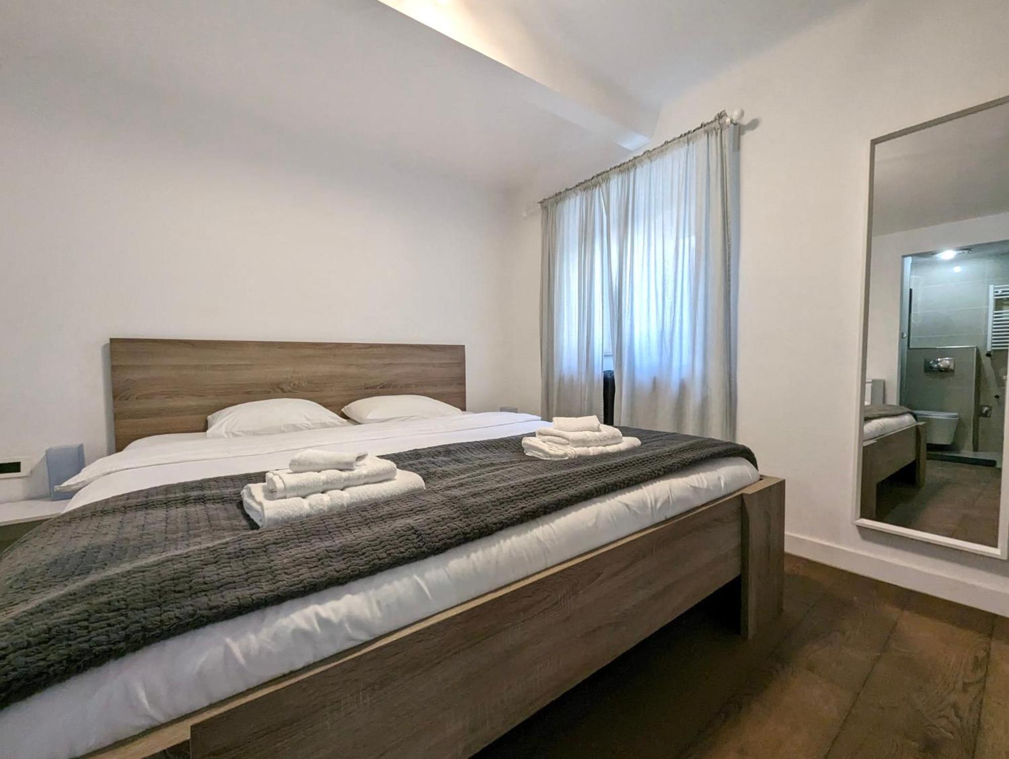 Fantabulous Downtown Abode W King Bed, 65" Tv, Washer And Tumble Dryer Zagreb Bagian luar foto