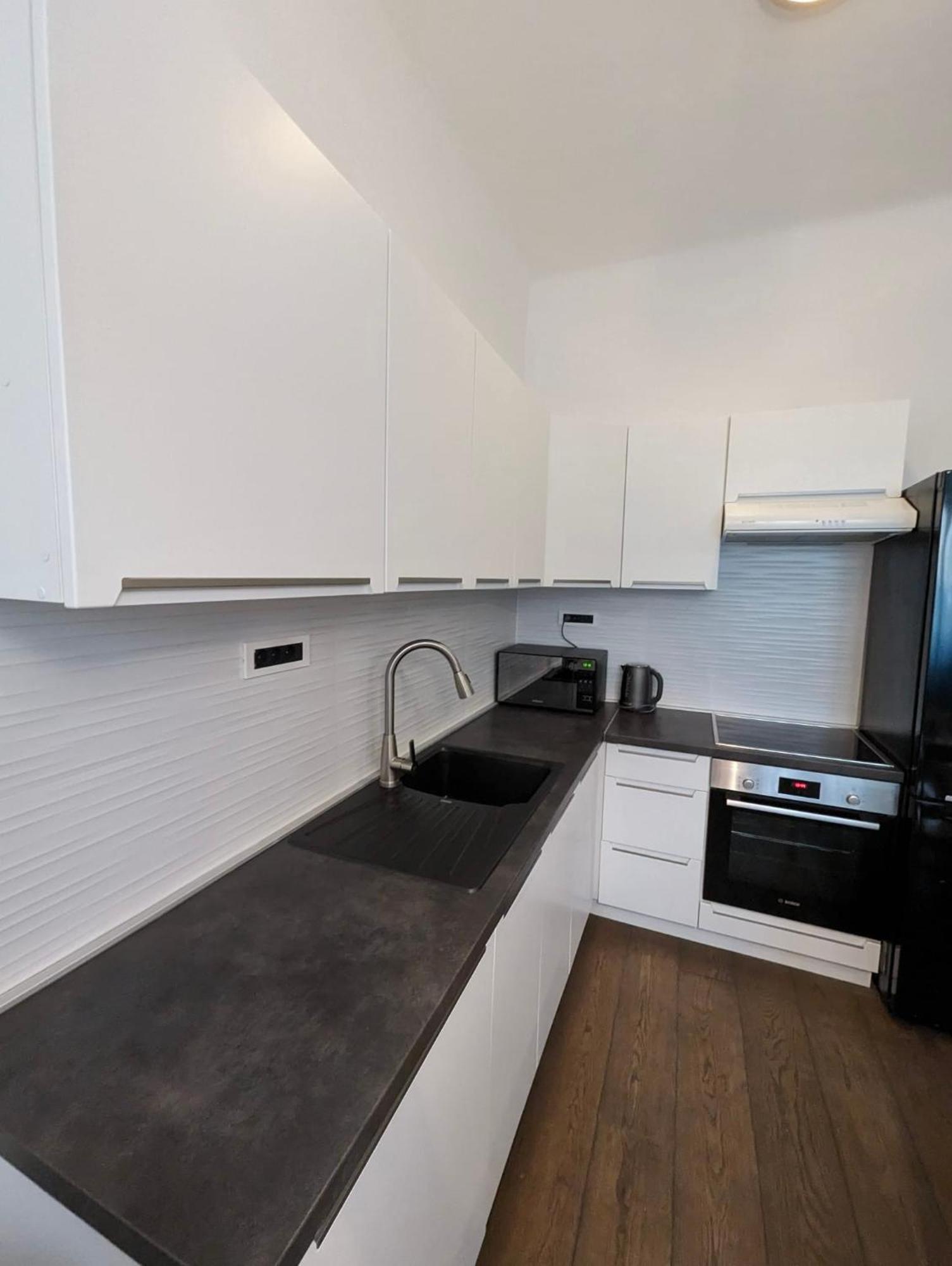 Fantabulous Downtown Abode W King Bed, 65" Tv, Washer And Tumble Dryer Zagreb Bagian luar foto