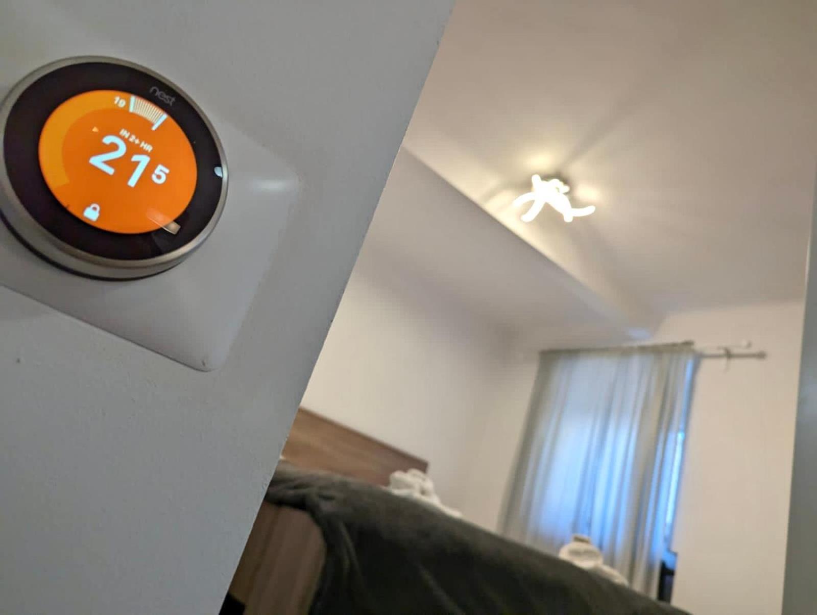 Fantabulous Downtown Abode W King Bed, 65" Tv, Washer And Tumble Dryer Zagreb Bagian luar foto